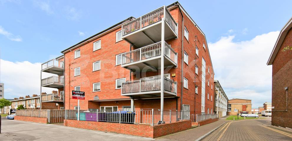 			UNDER OFFER , 3 Bedroom, 1 bath, 1 reception Apartment			 Windsor Court - Copers Road, Bermondsey